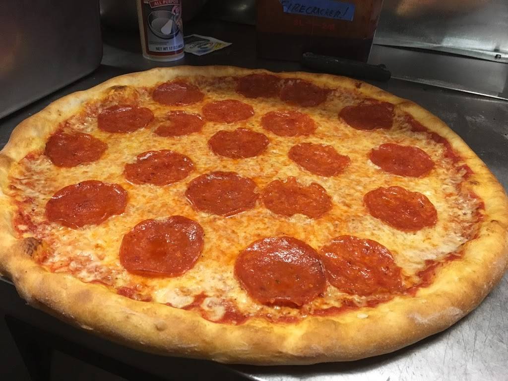 Luigis Sports Bar & Pizzeria | restaurant | 411 S Main St, Breckenridge, CO 80424, USA | 9707713122 OR +1 970-771-3122