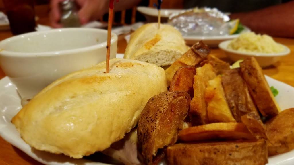 Village Inn | restaurant | 165 High St, Auburn, ME 04210, USA | 2077827796 OR +1 207-782-7796