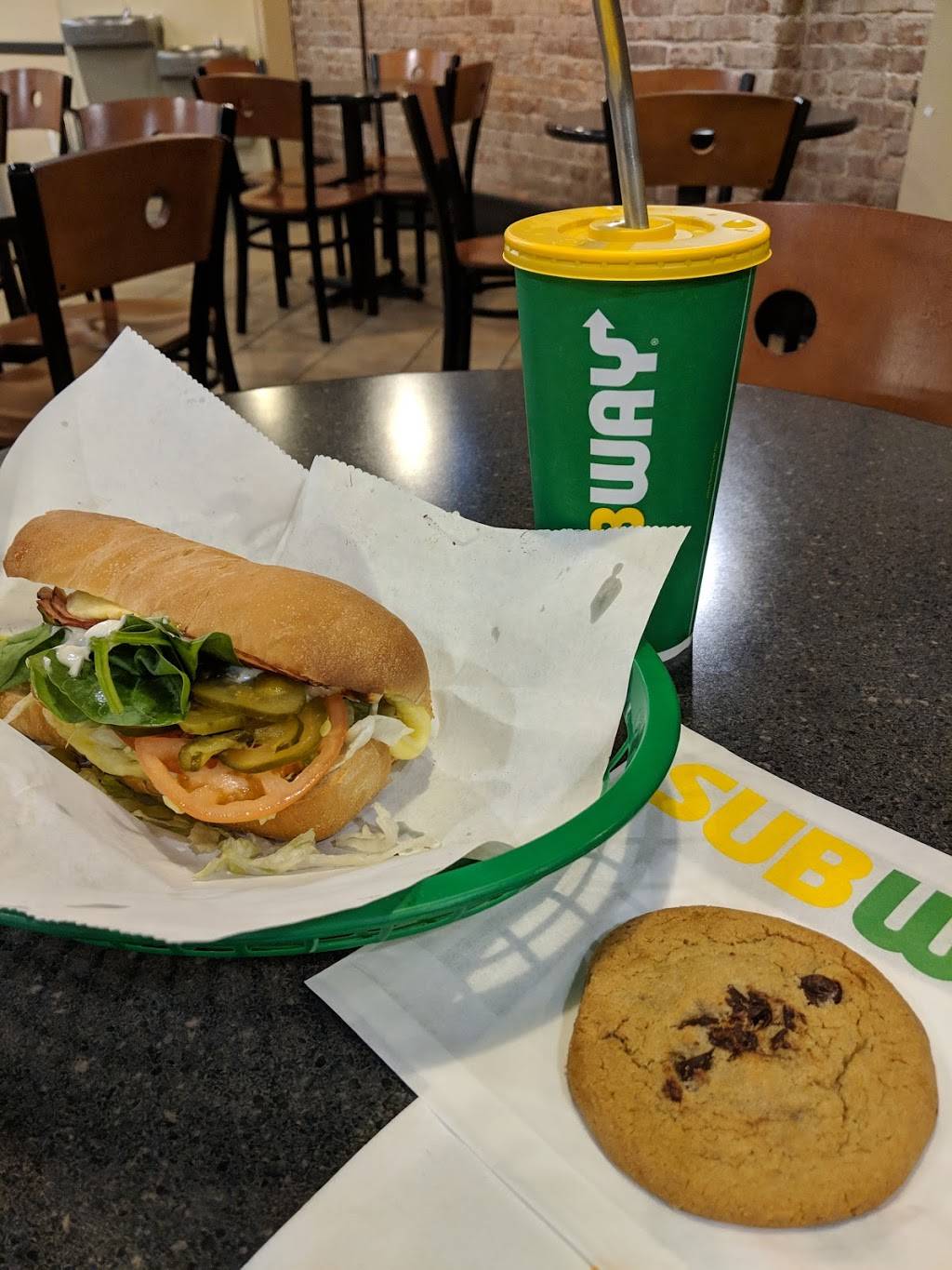Subway | restaurant | 712 E Broadway, Alton, IL 62002, USA | 6184631028 OR +1 618-463-1028