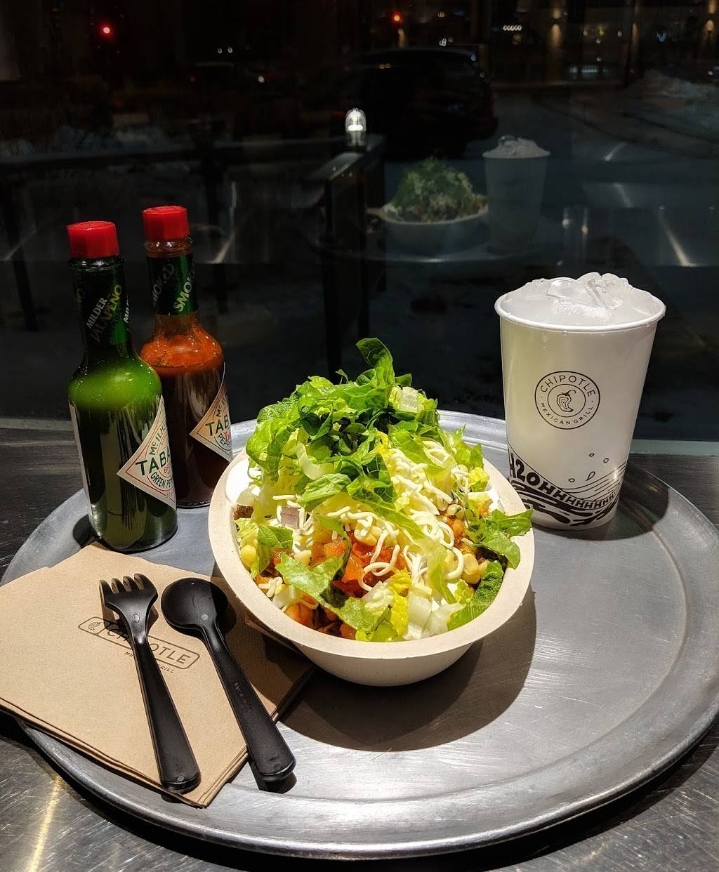Chipotle Mexican Grill | restaurant | 2000 N Clybourn Ave Ste H, Chicago, IL 60614, USA | 7739355710 OR +1 773-935-5710