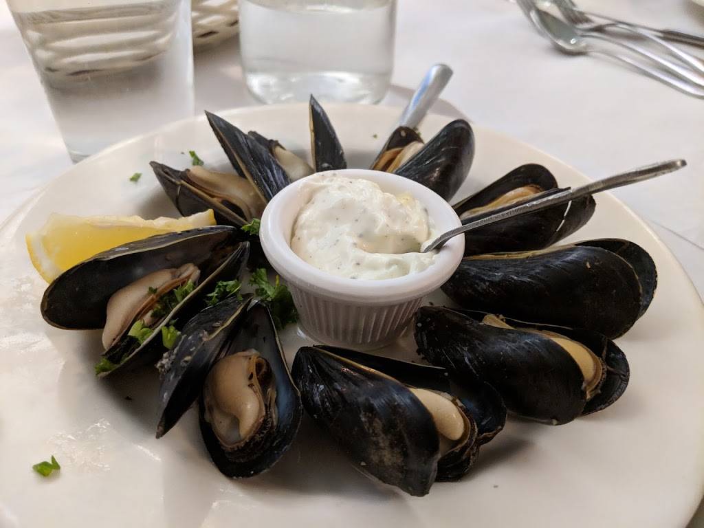 Christos Greek Restaurant | restaurant | 2632 Nicollet Ave, Minneapolis, MN 55408, USA | 6128712111 OR +1 612-871-2111