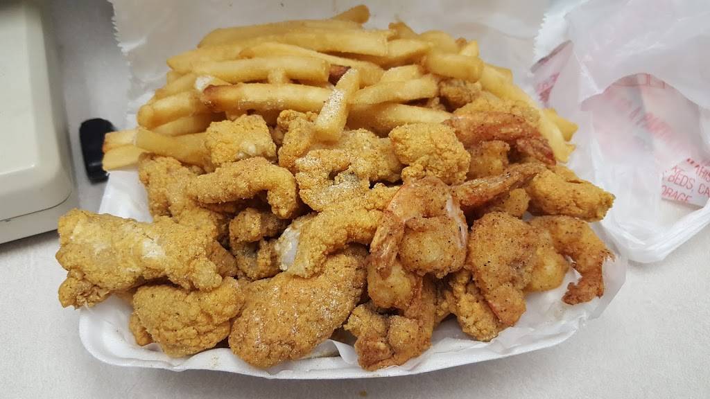 St.Louis Fish & Chicken Grill | restaurant | 149 N Oaks Plaza, St. Louis, MO 63121, USA | 3148333301 OR +1 314-833-3301
