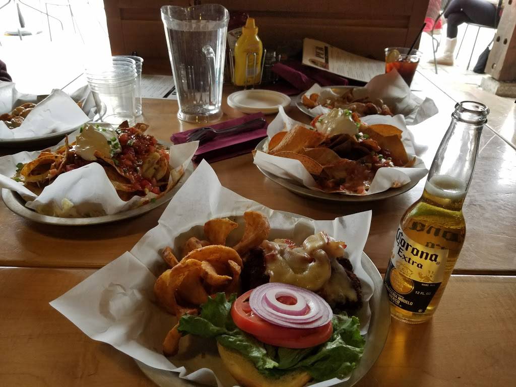 Castlerock Pub | restaurant | 66 Gate House Ln, Warren, VT 05674, USA | 8025836594 OR +1 802-583-6594