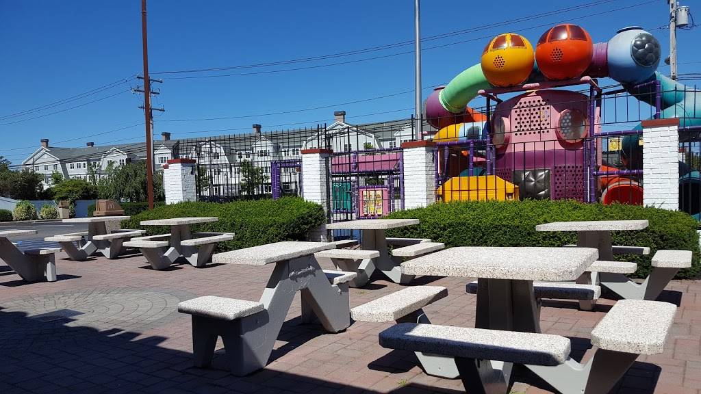 McDonalds | cafe | 900 Broadway, Broadhollow Rd, Amityville, NY 11701, USA | 6317894033 OR +1 631-789-4033