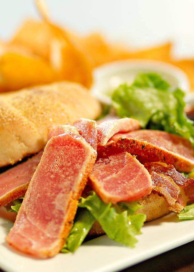 Riverhouse Reef & Grill | restaurant | 995 Riverside Dr, Palmetto, FL 34221, USA | 9417290616 OR +1 941-729-0616