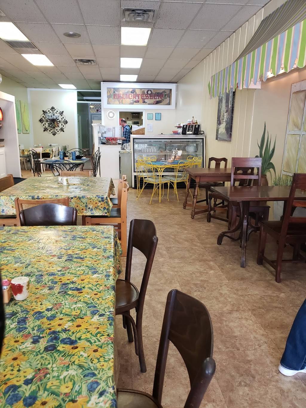 Cafe Royale | restaurant | 110 Court Sq E, Talladega, AL 35160, USA | 2563623681 OR +1 256-362-3681