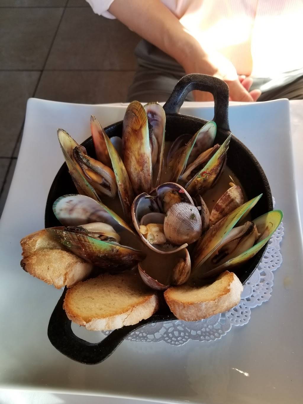 Osteria Mamma | restaurant | 5732 Melrose Ave, Los Angeles, CA 90004, USA | 3232847060 OR +1 323-284-7060