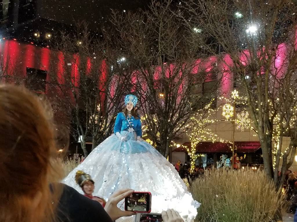 Red Robin Gourmet Burgers and Brews | restaurant | 408 Bellevue Square, Bellevue, WA 98004, USA | 4254539522 OR +1 425-453-9522