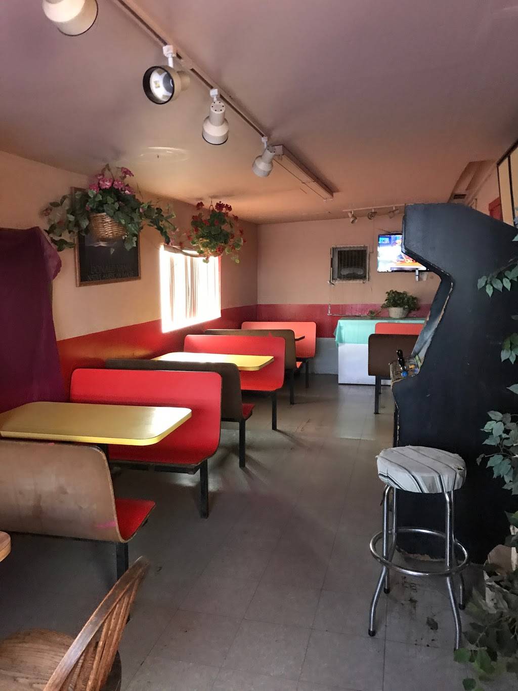 Mims Burger & BBQ | restaurant | 2707 E Broadway Rd, Phoenix, AZ 85040, USA | 6022439771 OR +1 602-243-9771