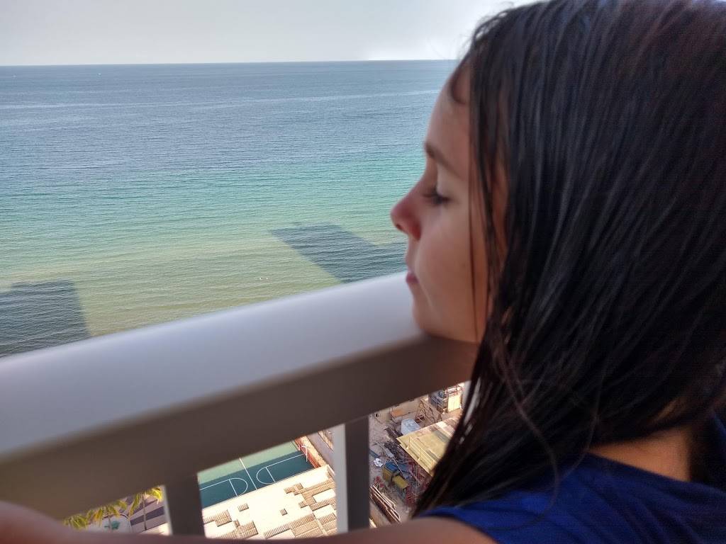 Hemispheres Oceanside Snackbar | restaurant | 1960 S Ocean Dr, Hallandale Beach, FL 33009, USA | 9544541111 OR +1 954-454-1111