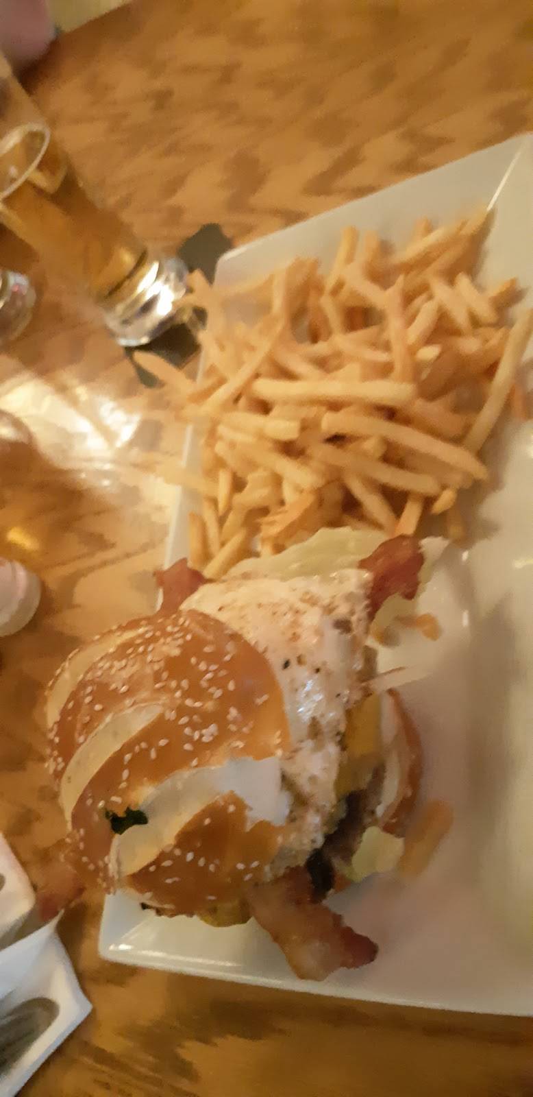 Sandys Riverside Grill | restaurant | 7021 Wyandotte St E, Windsor, ON N8S 1R1, Canada | 5199442659 OR +1 519-944-2659