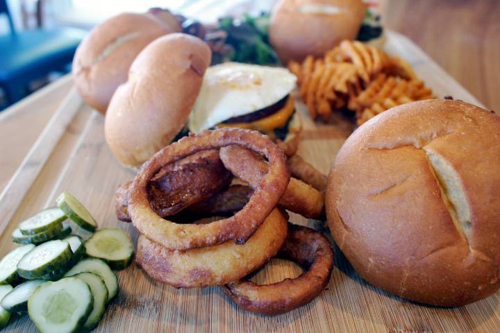 Back Door Burgers & More | restaurant | 36 Homers Wharf, New Bedford, MA 02740, USA | 5087173276 OR +1 508-717-3276