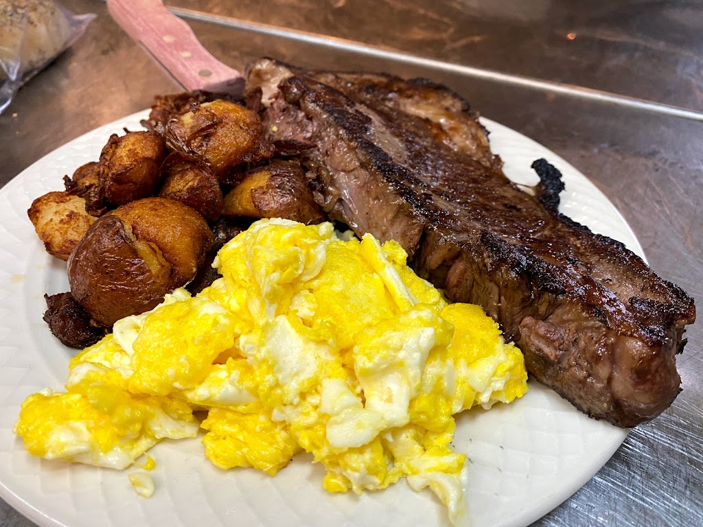 The Gingerbread House Restaurant | restaurant | 55 Carry Rd, Oquossoc, ME 04964, USA | 2078643602 OR +1 207-864-3602