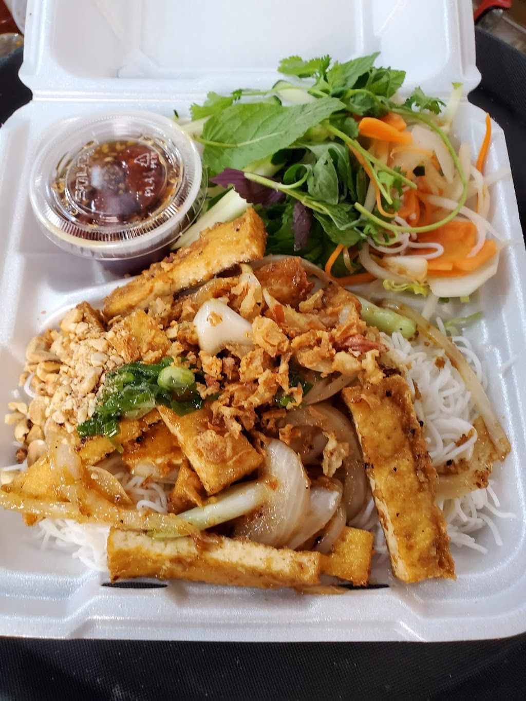 Lantern House | restaurant | 1067 W Broad St, Falls Church, VA 22046, USA | 7032682878 OR +1 703-268-2878