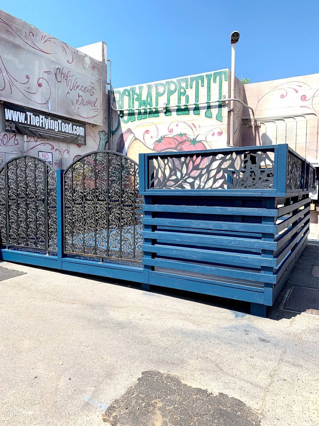 The Flying Toad | restaurant | 113 W Grand Ave, Escondido, CA 92025, USA | 7607058013 OR +1 760-705-8013