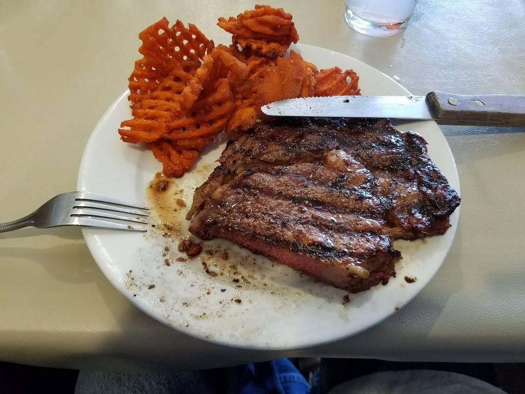 Teds Charcoal Steakhouse | restaurant | 337 Northeast Blvd, Clinton, NC 28328, USA | 9105922600 OR +1 910-592-2600