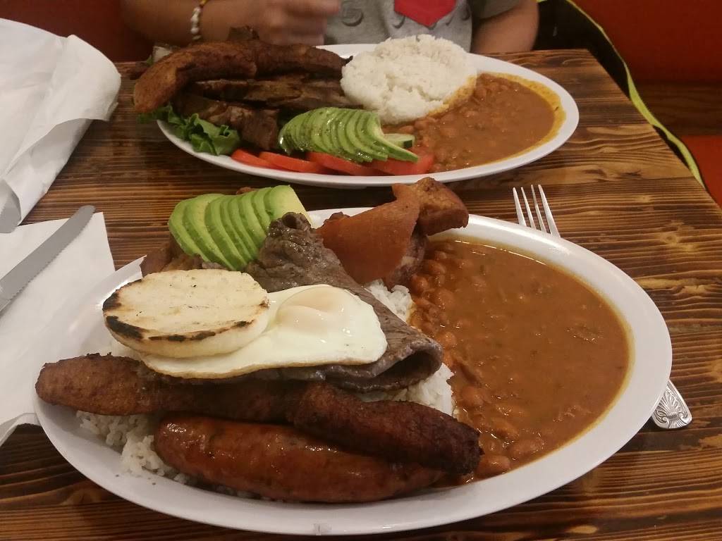 Ricos Chicken | restaurant | 74-27 Metropolitan Ave, Middle Village, NY 11379, USA | 7188061705 OR +1 718-806-1705