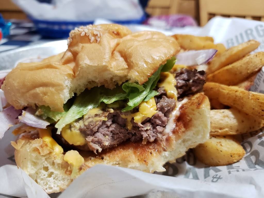 Fuddruckers | restaurant | 10825 E 71st St, Tulsa, OK 74133, USA | 9182943833 OR +1 918-294-3833