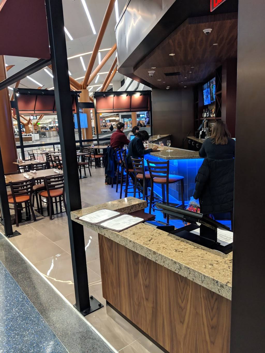 Lucca Restaurant & Bar | restaurant | Logan Airport Terminal B, Boston, MA 02128, USA | 8572562143 OR +1 857-256-2143