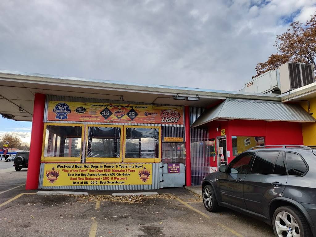 Steves Snappin Dogs | restaurant | 3525 E Colfax Ave, Denver, CO 80206, USA | 3033337627 OR +1 303-333-7627