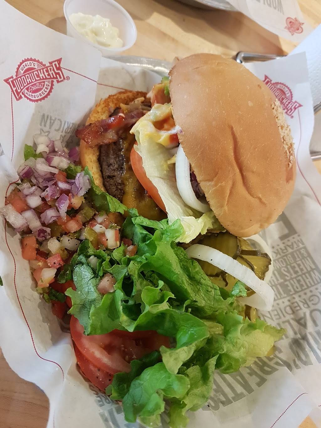 Fuddruckers | restaurant | 2400 S MacGregor Way, Houston, TX 77021, USA | 7135881377 OR +1 713-588-1377