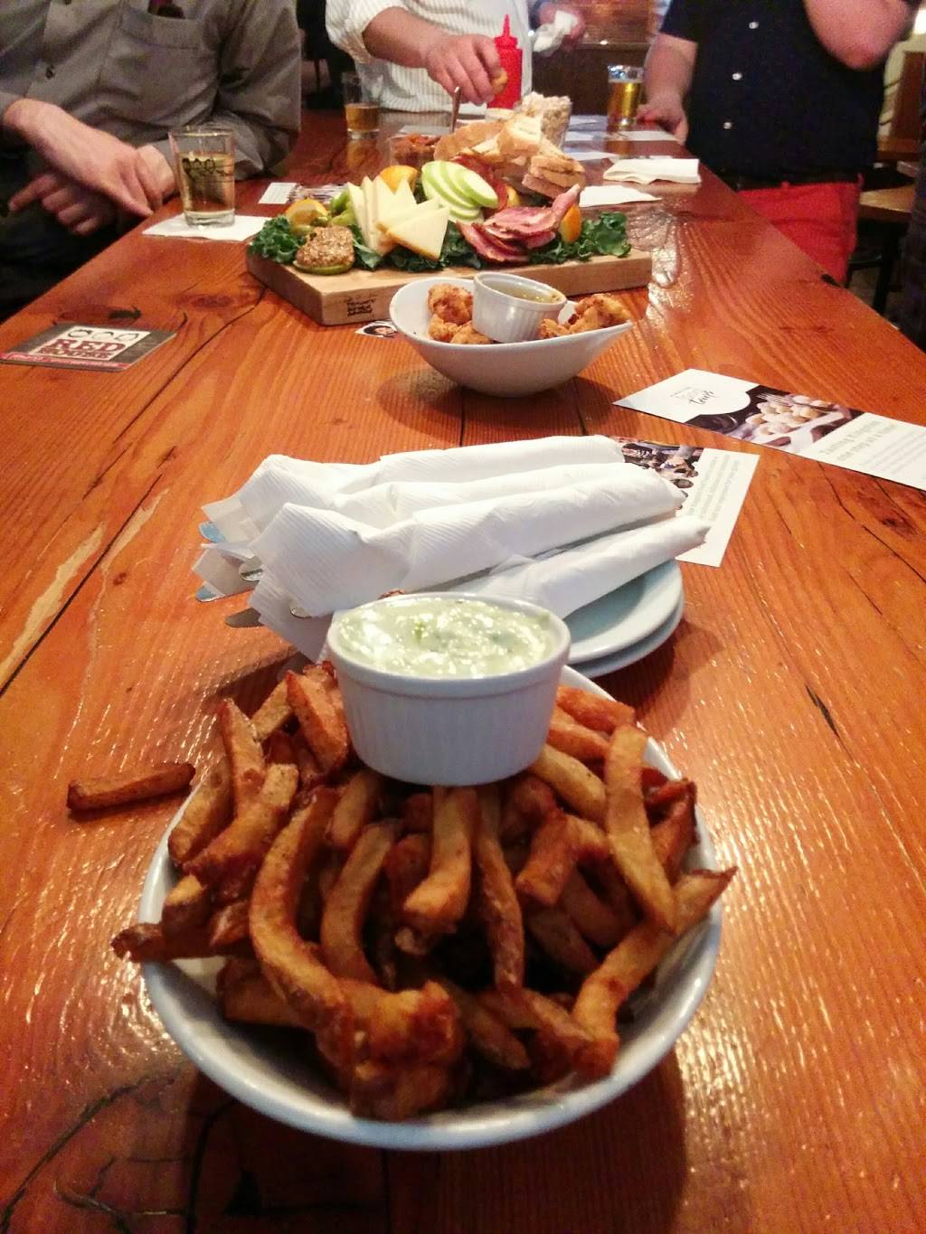 Red House | restaurant | 369 King St E, Kingston, ON K7K 2Y1, Canada | 6137672558 OR +1 613-767-2558