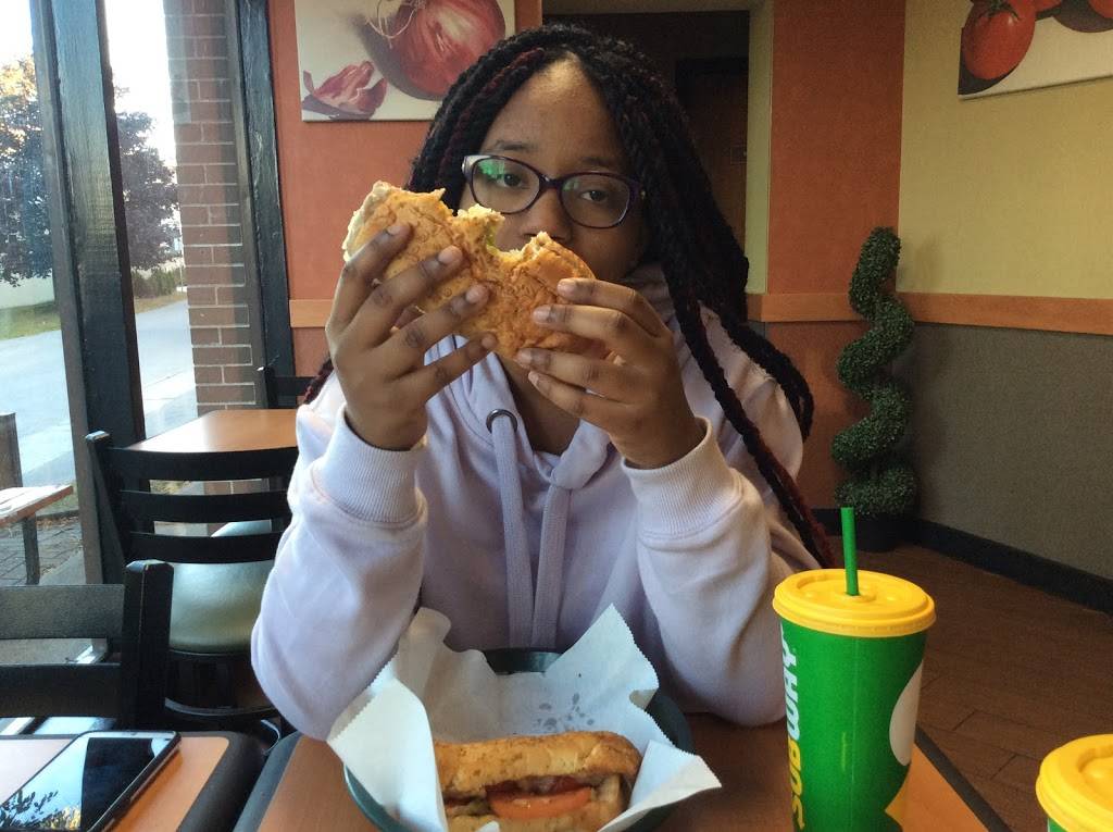 Subway | restaurant | TCBY/Subway, 4 Lakeshore Rd W, Oakville, ON L6K 1C5, Canada | 9058498229 OR +1 905-849-8229