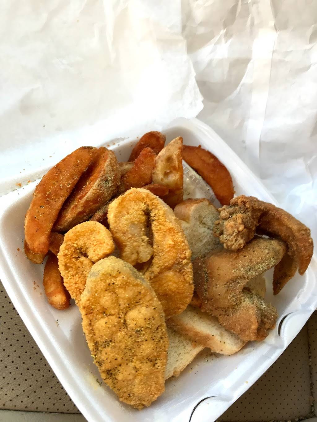 J J Fish & Chicken | restaurant | 1220 Richards St B, Joliet, IL 60433, USA | 8157269129 OR +1 815-726-9129