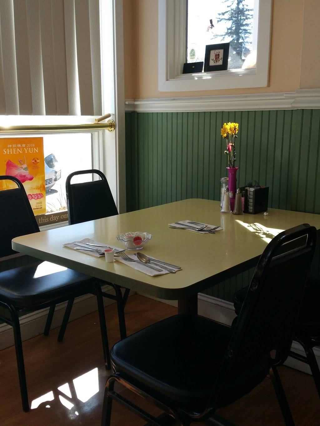 The Looking Glass Café | restaurant | 56 South St, Wrentham, MA 02093, USA | 5083842820 OR +1 508-384-2820