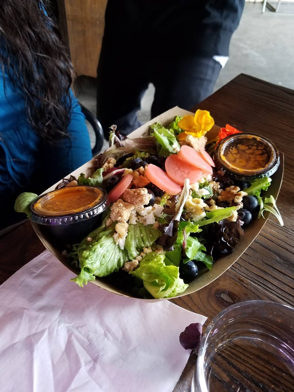 Stache International | restaurant | 1416 E Fisher Service Dr, Detroit, MI 48207, USA | 3139746895 OR +1 313-974-6895