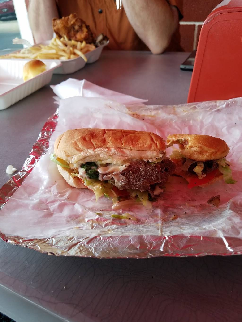 Red Rooster | restaurant | 10005 Damascus Blvd, Damascus, MD 20872, USA | 3012534081 OR +1 301-253-4081