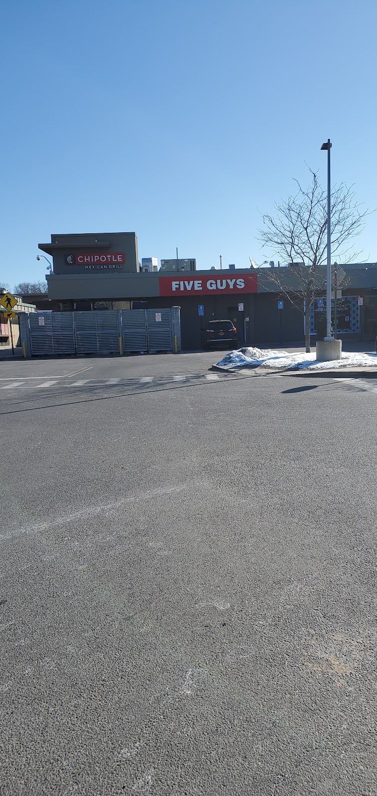 Five Guys | meal takeaway | 5540 Xavier Dr, Yonkers, NY 10704, USA | 9142333933 OR +1 914-233-3933