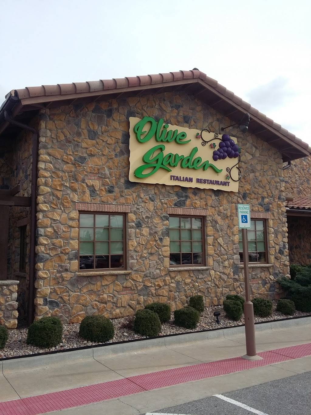 Olive Garden Italian Restaurant | meal takeaway | 6330 SW 3rd St, Oklahoma City, OK 73128, USA | 4054400345 OR +1 405-440-0345