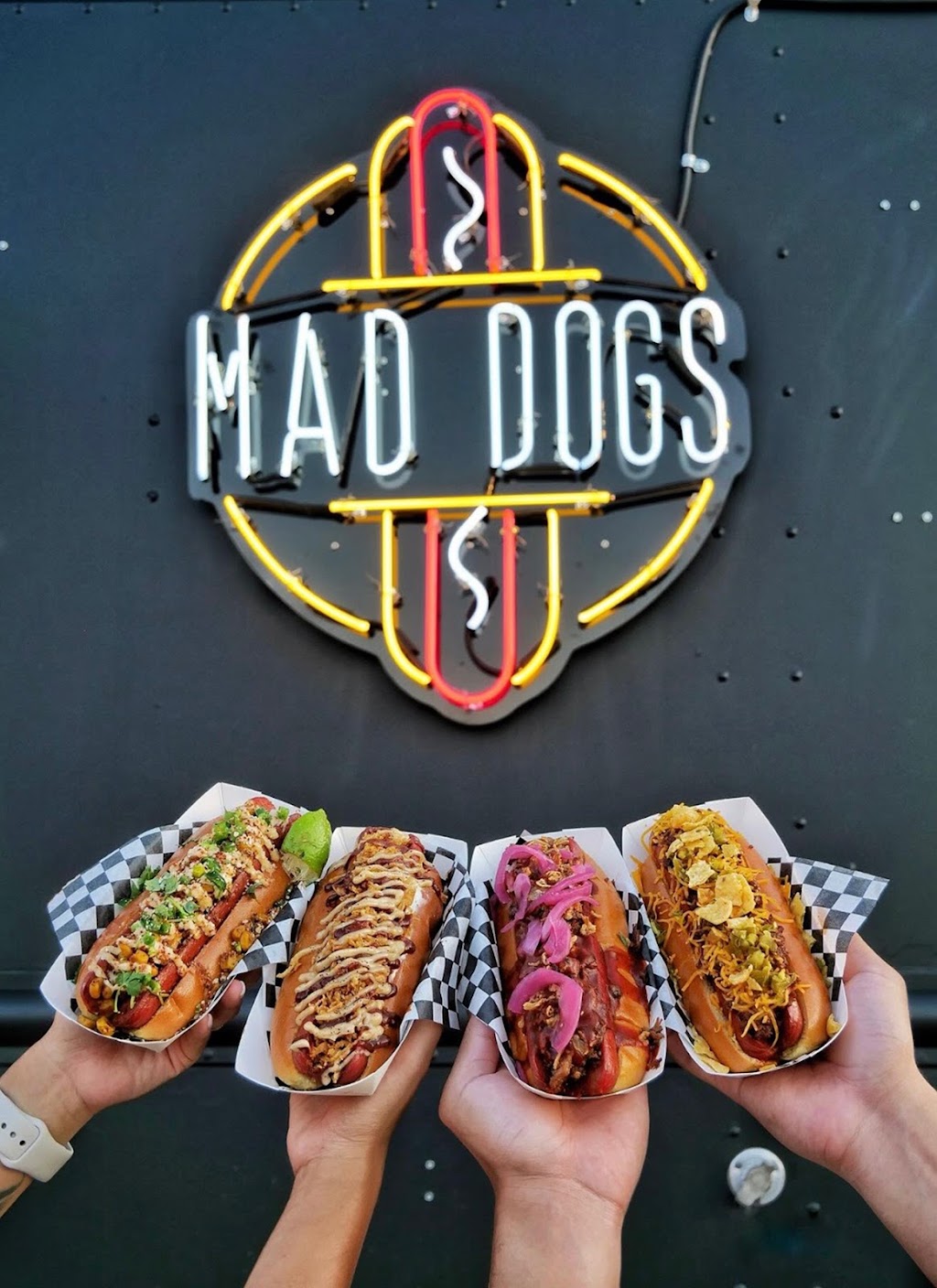 Mad Dogs | restaurant | 2022 Wilcrest Dr, Houston, TX 77042, USA | 8324002970 OR +1 832-400-2970