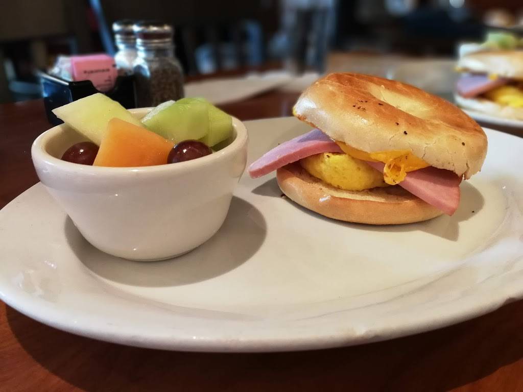 Red Rocks Bar & BBQ | restaurant | 8500 Peña Blvd, Denver, CO 80249, USA | 3033427176 OR +1 303-342-7176