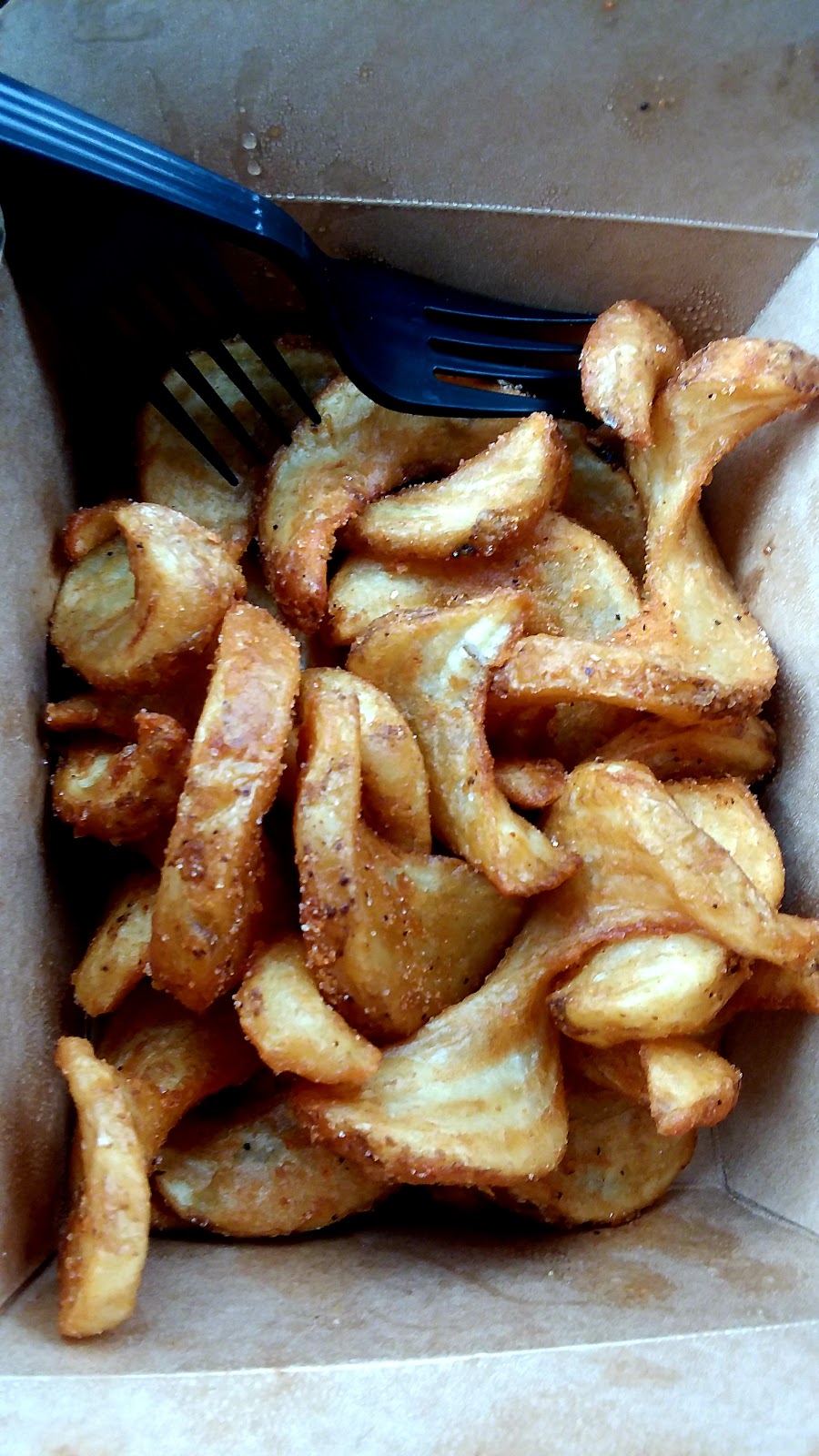 Rileys Good Dogs | restaurant | 1652 N Water St, Milwaukee, WI 53202, USA | 4145594644 OR +1 414-559-4644