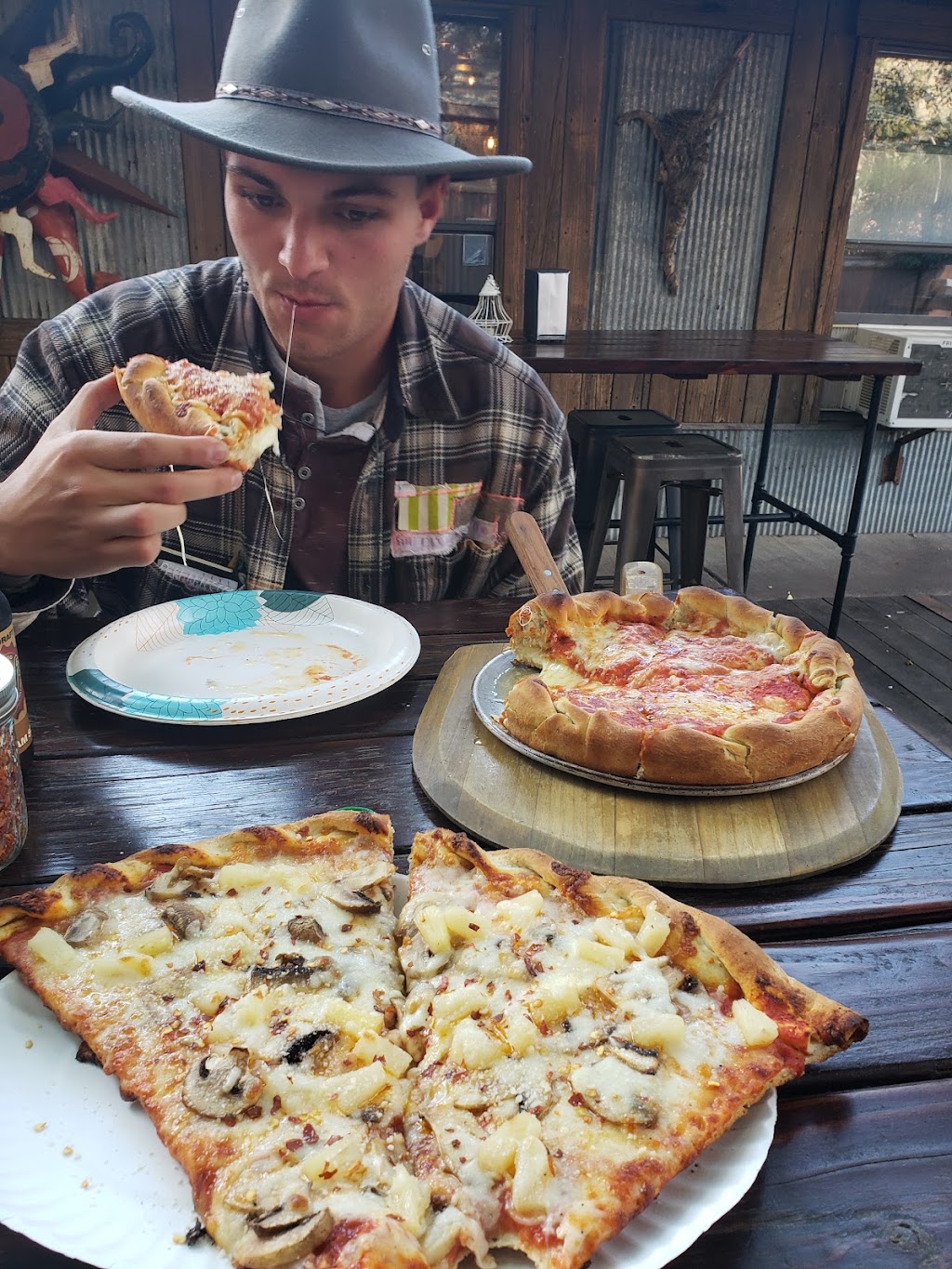 Hogback Pizza | restaurant | 457 W Main St, New Castle, CO 81647, USA | 9709843435 OR +1 970-984-3435