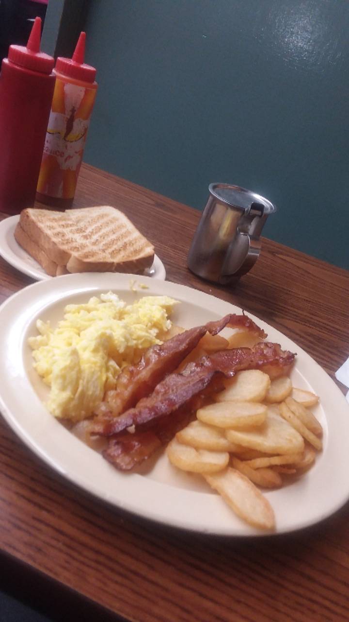 Sharons Country Diner | restaurant | 103 W Main St, Clinton, NC 28328, USA | 9105925086 OR +1 910-592-5086