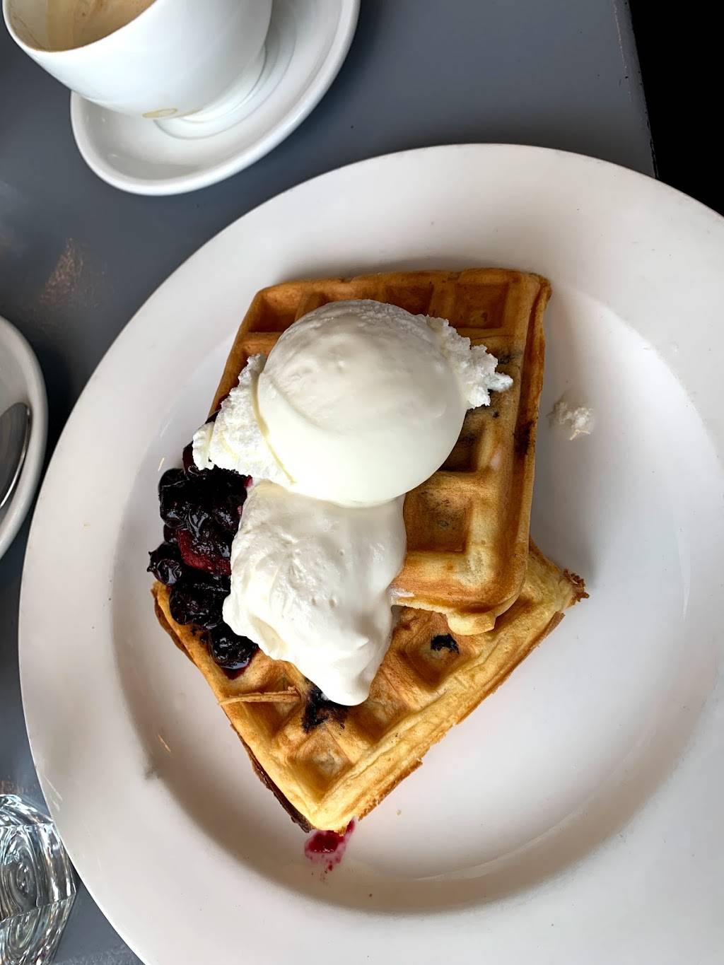 Brooklyn Tavern | restaurant | 1097 Queen St E, Toronto, ON M4M 1K7, Canada | 4169011177 OR +1 416-901-1177