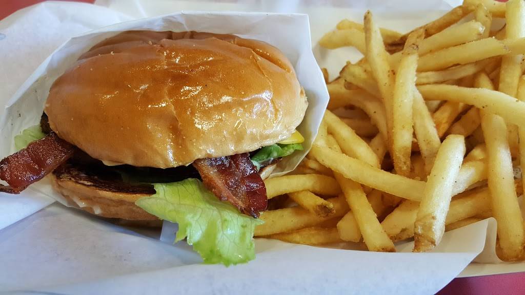 Hardees | restaurant | 1024 N Young Blvd, Chiefland, FL 32626, USA | 3524931116 OR +1 352-493-1116