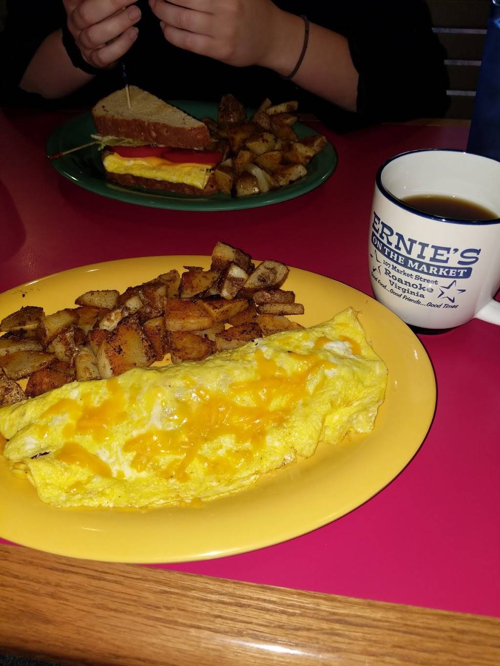 Ernies Bar & Grill | restaurant | 107 Market Square SE, Roanoke, VA 24011, USA | 5403427100 OR +1 540-342-7100