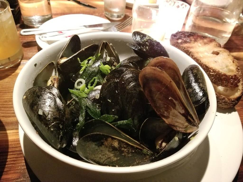 Lucas Local Oyster Bar | restaurant | 48 S Main St, Newtown, CT 06470, USA | 2034912992 OR +1 203-491-2992