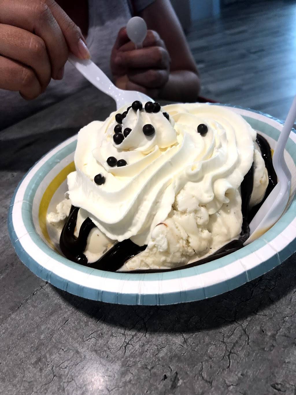 Local Chill Artisan Ice Cream | restaurant | 5140 Ocean Blvd, Siesta Key, FL 34242, USA | 9413887672 OR +1 941-388-7672