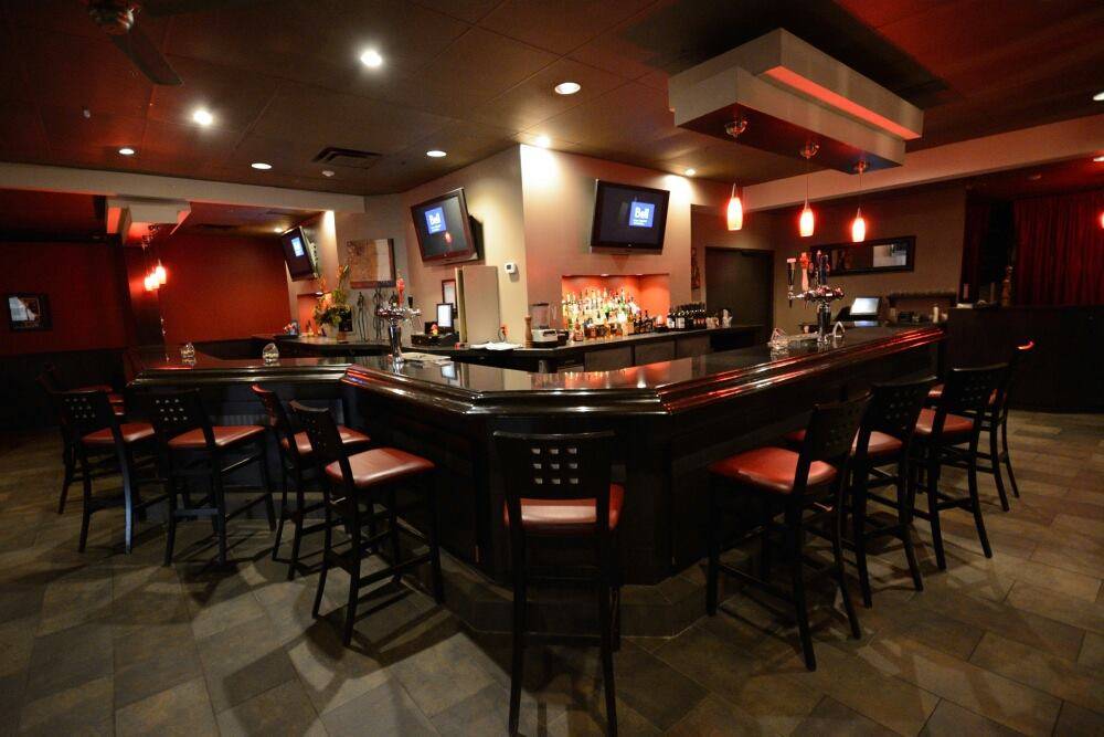 Trus Grill House | restaurant | 220 Riverview Dr, Chatham, ON N7M 5Z8, Canada | 5194360199 OR +1 519-436-0199