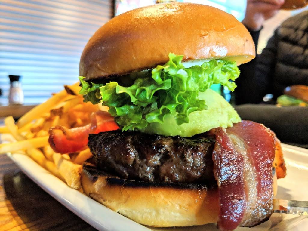 Madisons Restaurant & Bar | restaurant | 7977 Boulevard Décarie, Montréal, QC H4P 2H5, Canada | 5145433131 OR +1 514-543-3131