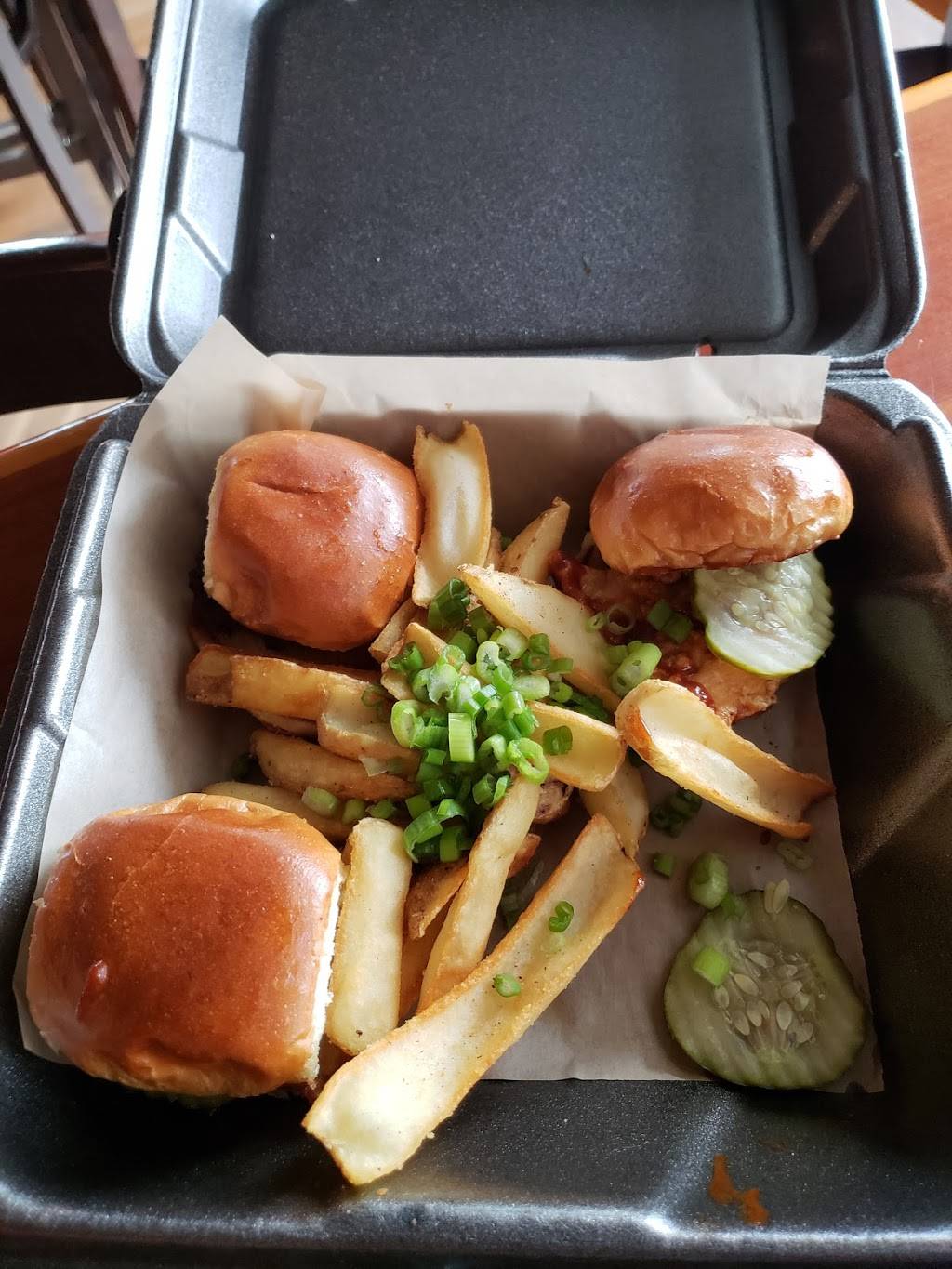 Hooters | meal takeaway | 301 Market Pl Suite C, Fairview Heights, IL 62208, USA | 6183983374 OR +1 618-398-3374