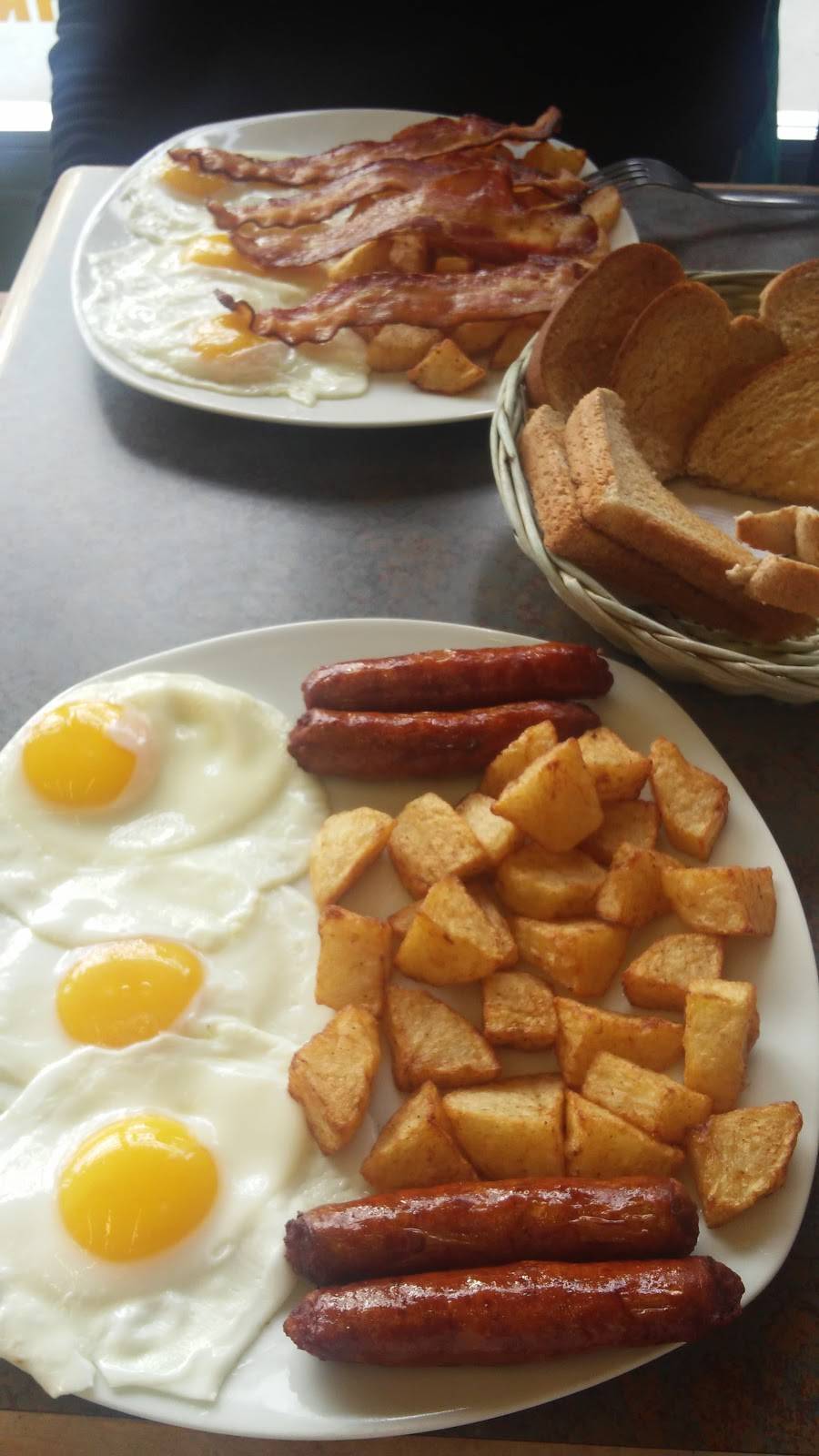 The Eagle Twins | restaurant | 954 St Clair Ave W, Toronto, ON M6E 1A1, Canada | 4165365454 OR +1 416-536-5454