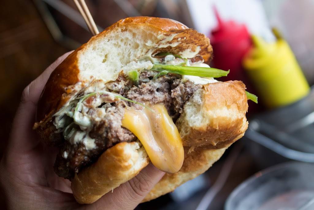 Blue Door Pub Longfellow | restaurant | 3448 42nd Ave S, Minneapolis, MN 55406, USA | 6123152470 OR +1 612-315-2470