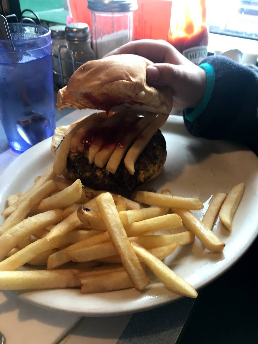 Bob & Annes Restaurant | restaurant | 1739 N Sheridan Rd, Waukegan, IL 60085, USA | 8476628770 OR +1 847-662-8770