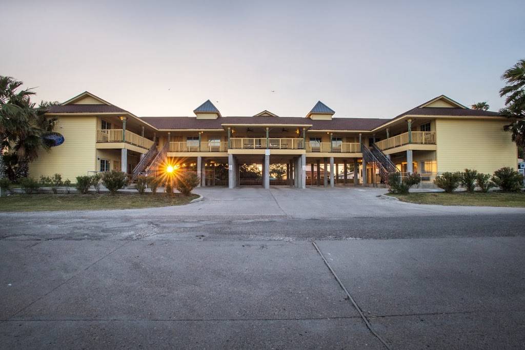 Bluffs Landing Marina & Lodge | restaurant | 4242 Laguna Shores Rd, Corpus Christi, TX 78418, USA | 3612882656 OR +1 361-288-2656